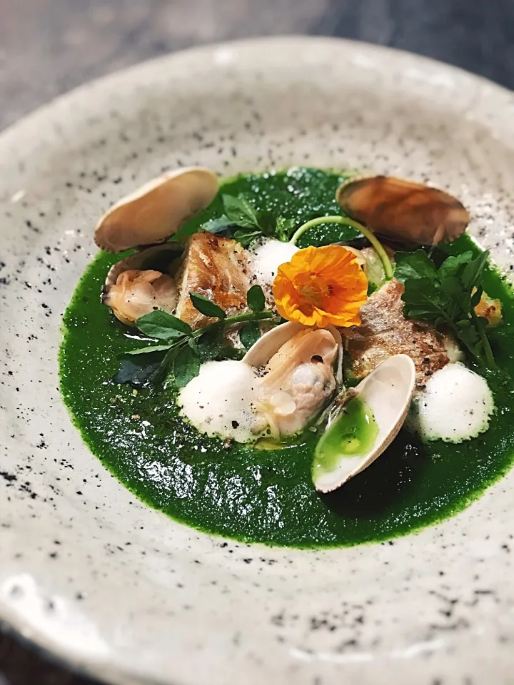 Watercress soup,cod,ginger and clam foam, nasturtium flower|rick chanさん