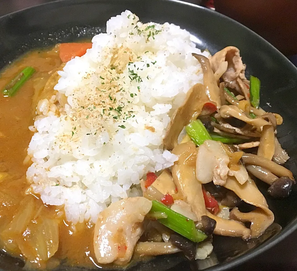 晩ごはん  豚とキノコのオイスターソース炒めのあいがけカレー🐷🍛p|ぽんたさん