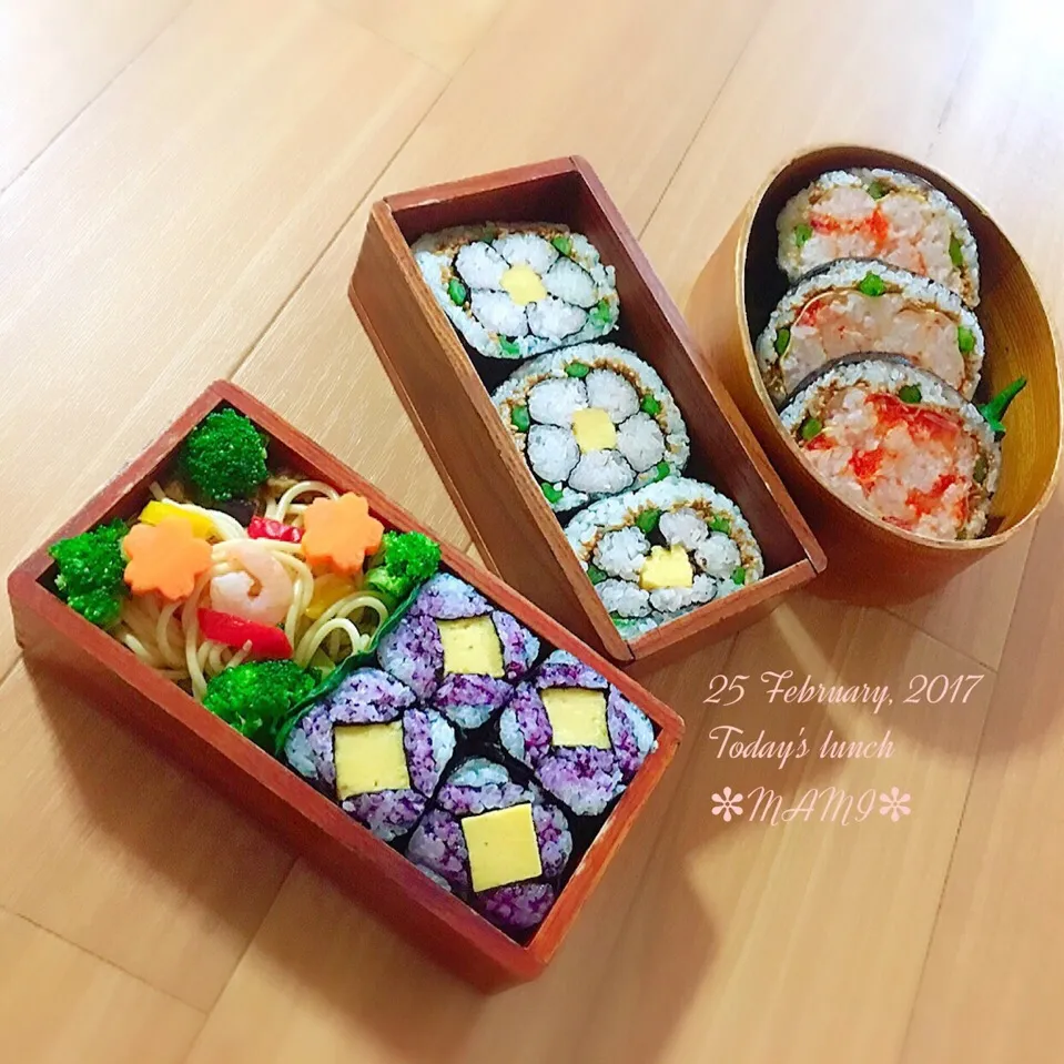 Snapdishの料理写真:2017.2.25土曜日✩弁当 ＊とびこ、紅生姜、水菜、小さく刻んだ鮭の身入り卵巻き寿司 ＊金胡麻、だし巻き玉子、水菜の花型巻き寿司 ＊紫蘇ふりかけ、だし巻き玉子の四海巻き寿司 ＊ペペロンチーノパスタ です✩ #弁当|mamiさん