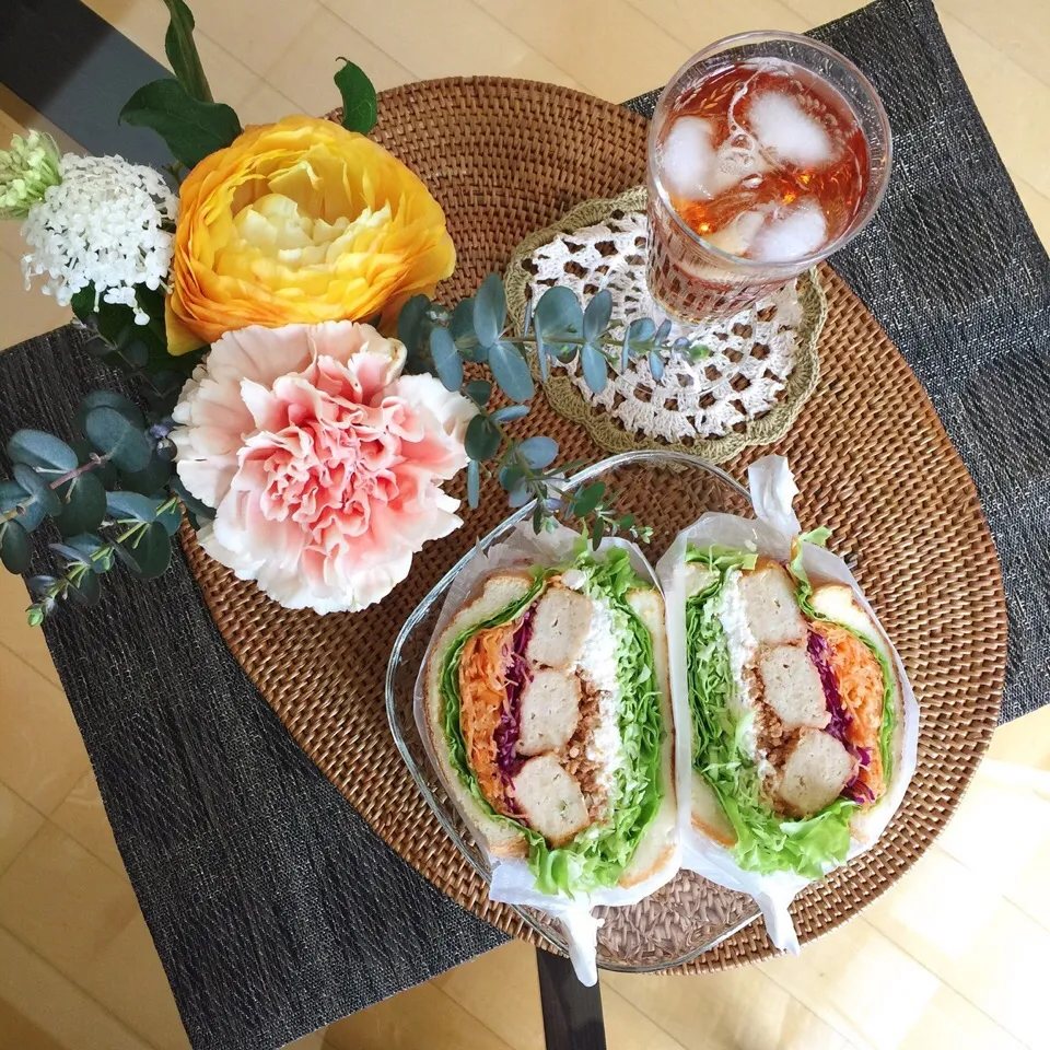 Snapdishの料理写真:2/25❤︎わさびチキンナゲット&カッテージチーズ、鶏そぼろ入りamoサンド❤︎いちごアイステーを添えて|Makinsさん