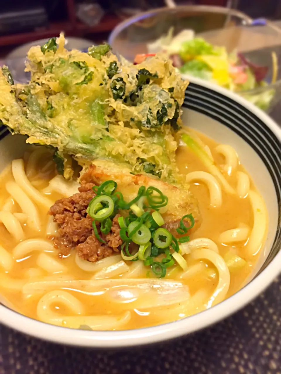 Snapdishの料理写真:春菊とチクワの天ぷらのカレーうどん|Takaki Sasakiさん