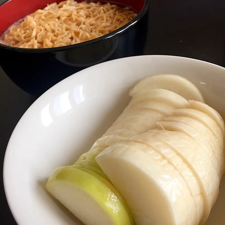 #大根漬物 防災袋の非常食チキンラーメン 期限切れるので入れ替え😆|ヨッチャンさん