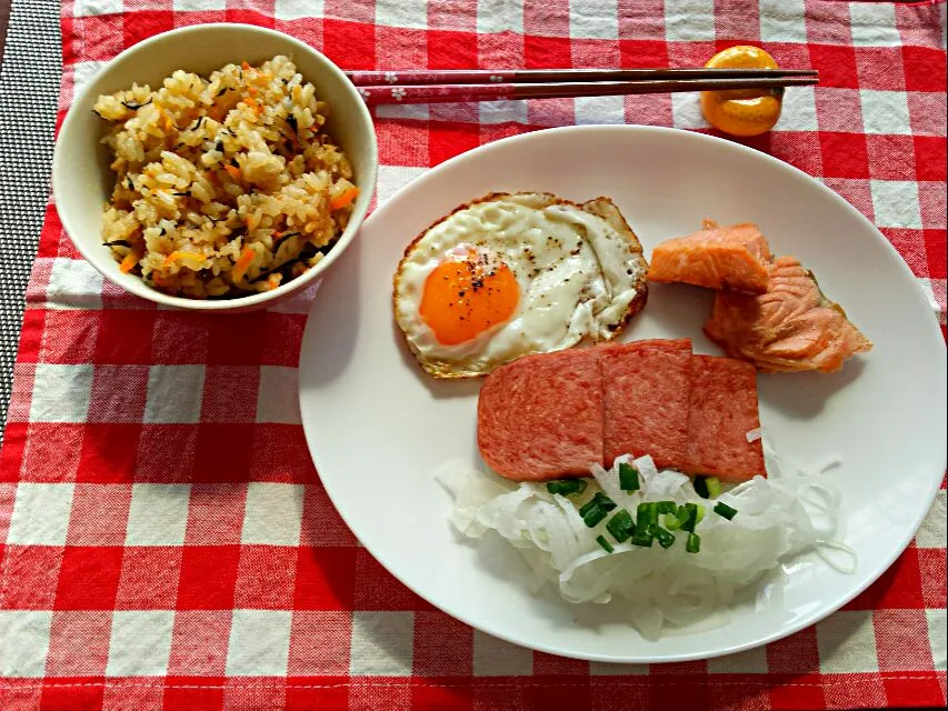 スパム、鮭、目玉焼き、新玉ねぎの朝食|ベティさん