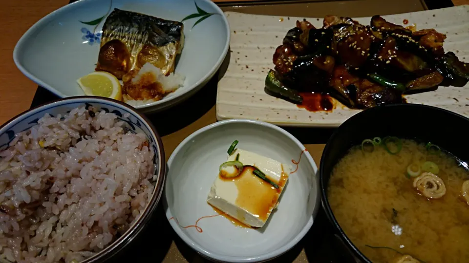 なす味噌と焼き魚の定食|ぶりじっとえいちぇるさん