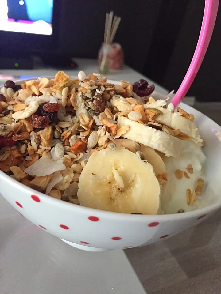 Saturday oatmeal 😍 #apples #banana #oat #chocoballs #yogurt|LucieFoodさん