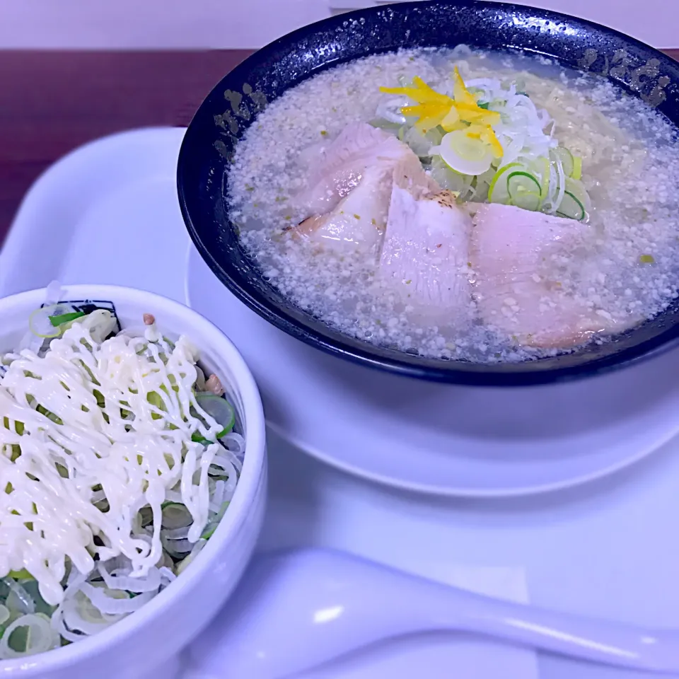 Snapdishの料理写真:しなとら 豚トロゆず塩ラーメン ネギマヨチャーシュー丼|23FKit23さん