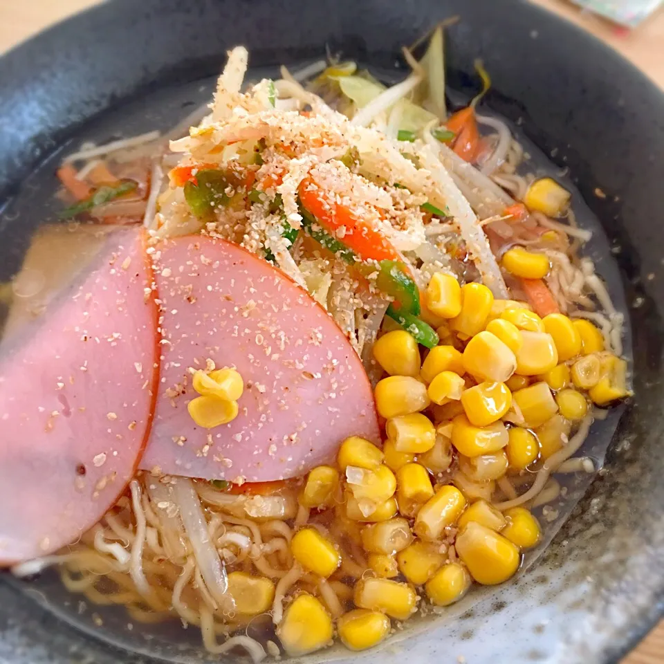 Snapdishの料理写真:野菜たっぷり醤油ラーメン🍜|Kirarihahaさん