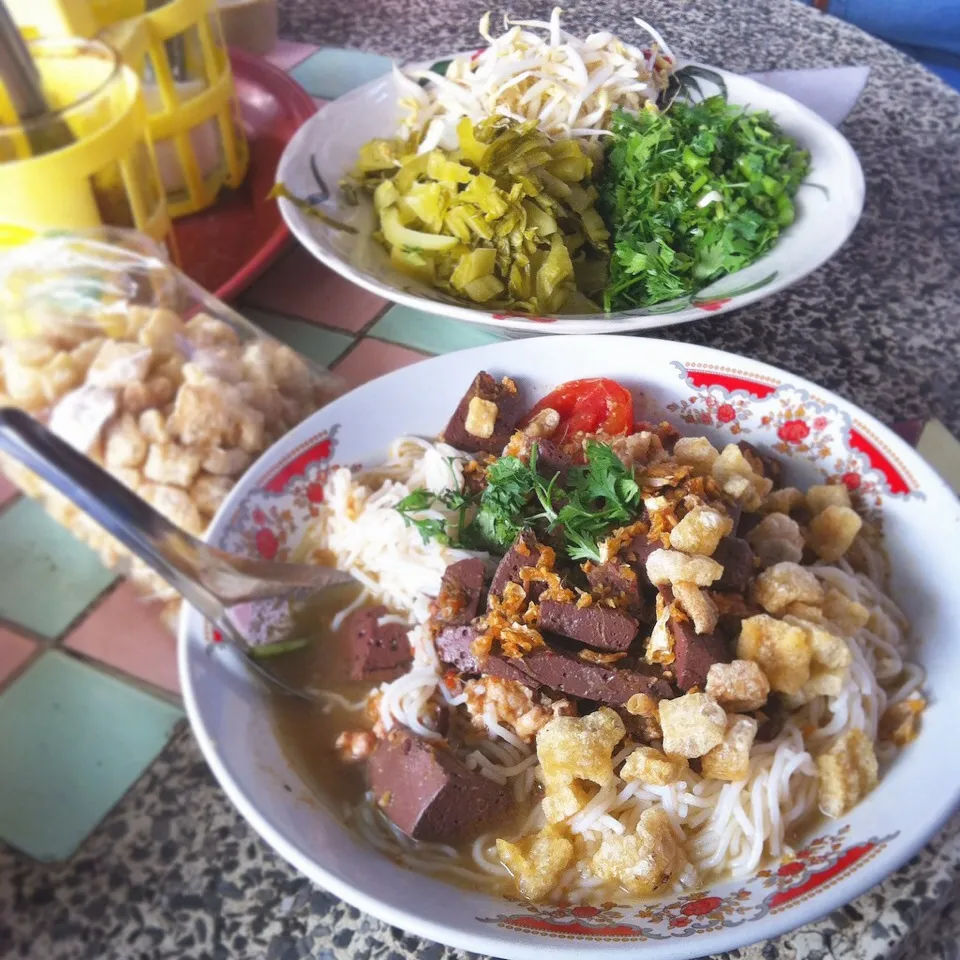 Northern Thai food: minced pork tomato with rice noodles soup #eatinthai|Eat in Thaiさん