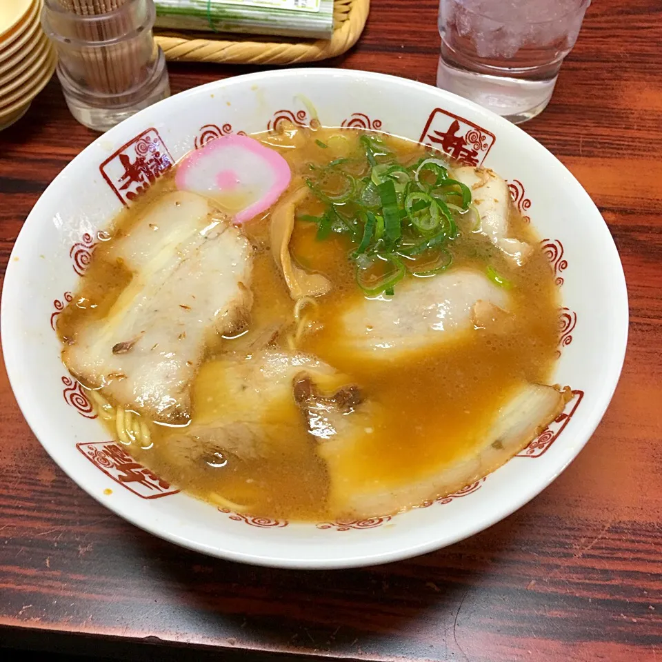 Snapdishの料理写真:和歌山でラーメン‼︎
#ラーメン #和歌山ラーメン #お昼ごはん #昼ごはん #lunch|Yoshinobu Nakagawaさん