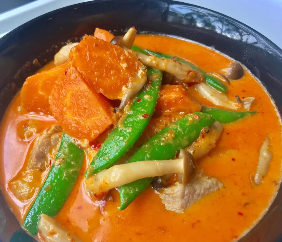 Spicy thai curry pork, carrot, mushroom and bean|ครัวอิอ้วน... Chubby Cookさん