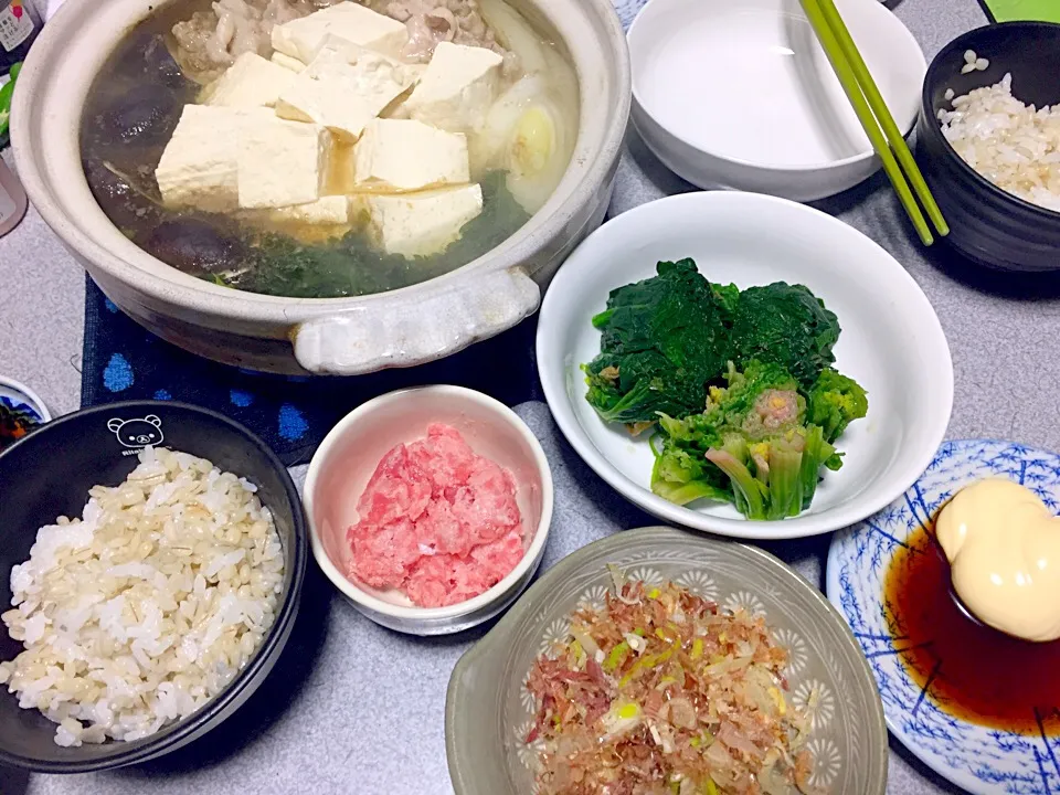 もち麦飯、湯豆腐メインの具沢山鍋、具沢山ねぎミョーガおかか薬味、ちちみホウレンソウ、マグロたたき|ms903さん