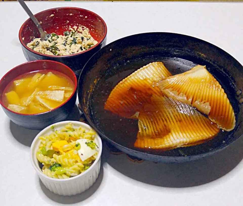 Snapdishの料理写真:かすべの煮付け
マカブロタママヨサラダ
ワケメ白和え
油揚げの味噌汁|時雨さん