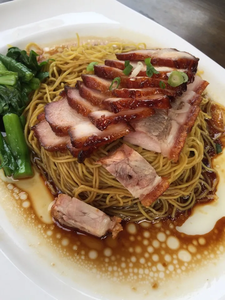 BBQ pork & crispy pork belly noodles|Darren Loさん