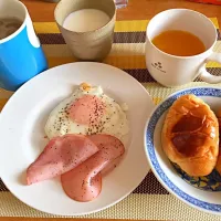 Snapdishの料理写真:目玉焼きとロールパン|エンスーさん