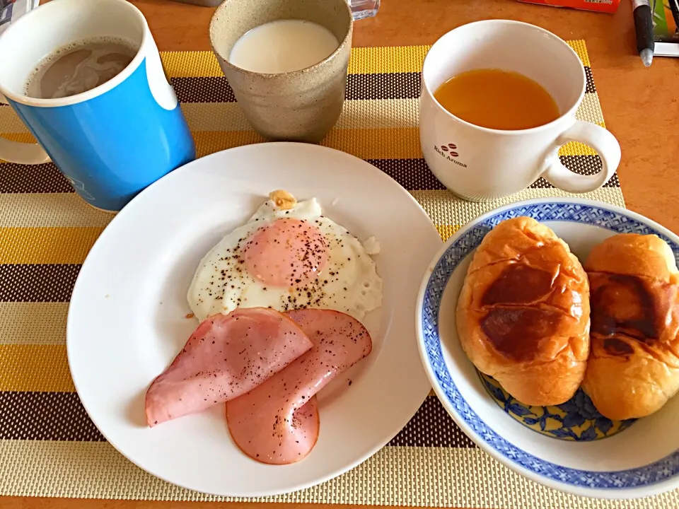 Snapdishの料理写真:目玉焼きとロールパン|エンスーさん