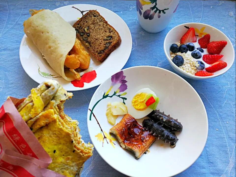 Snapdishの料理写真:🎶煎饼，饼卷油条，枣泥核桃面包，鸡蛋海参鳗鱼，酸奶，父母一起早餐🎶|Lilyさん