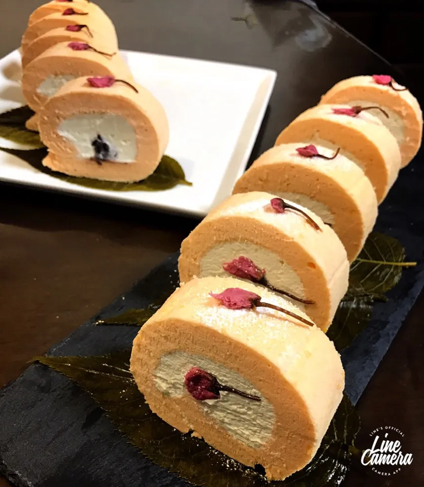 Snapdishの料理写真:Rizmuさんの料理 シフォンロールケーキ✨春色🌸桜のシフォンロールケーキ|とんちんさん