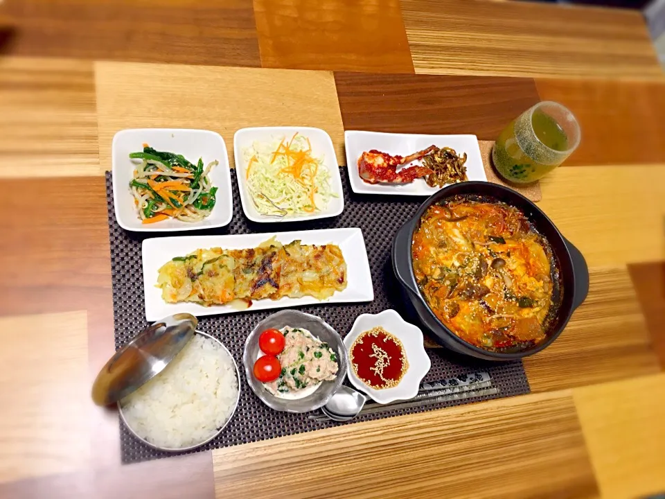 Snapdishの料理写真:ユッケジャン
ケジャン
酢キャベツ
ナムル
チヂミ
かいわれ大根のサラダ#野菜 #韓国料理 #スープ #ナムル|ぼんぼんさん