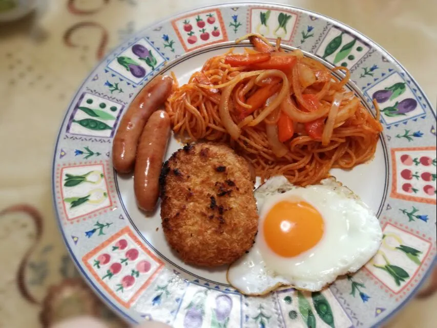 お子さまランチ☀🍴
みたいなお昼ご飯
足りない野菜は
野菜とワカメたっぷりスープで|korinoさん