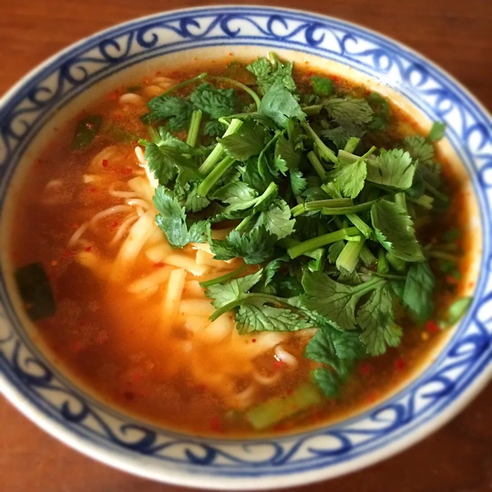 インスタント辛麺に、溶けるチーズ、パクチー、レモン汁を加えてアジアン|マユマユさん