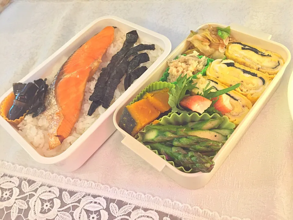 Snapdishの料理写真:銀しゃけ、チーズ海苔巻き卵などのお弁当(*^_^*)|もなかさん