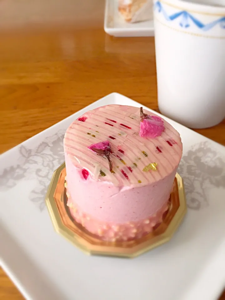 Snapdishの料理写真:さくら 〜 桜の塩漬けを使ったケーキ。求肥が入ってます。春とおからじ (*^_^*)|リフルシャッフルさん