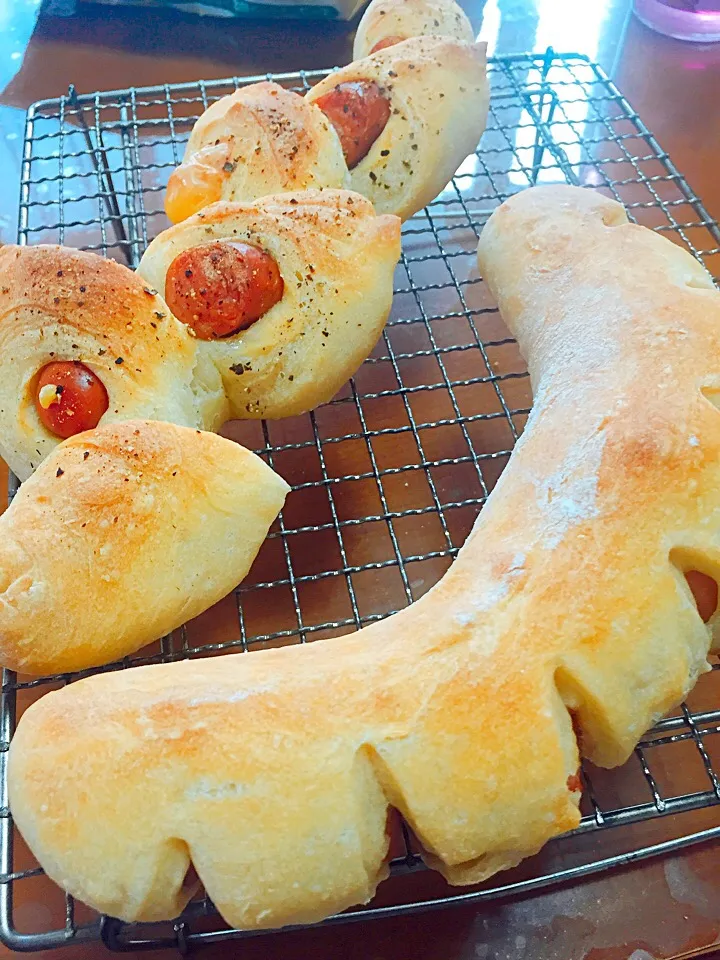 ウインナーフランス、焼けたよー🎵（╹◡╹）#フランスパン|cafebobさん