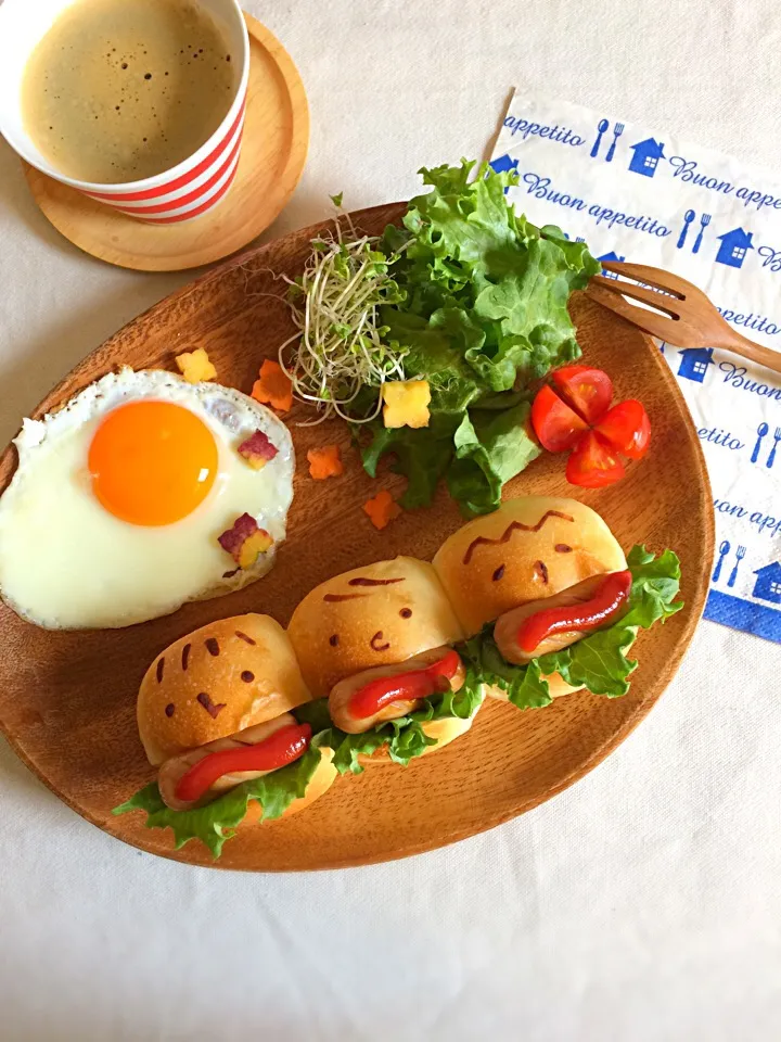 ちぎりパンでお顔付きのホットドッグ|すいかみどりさん