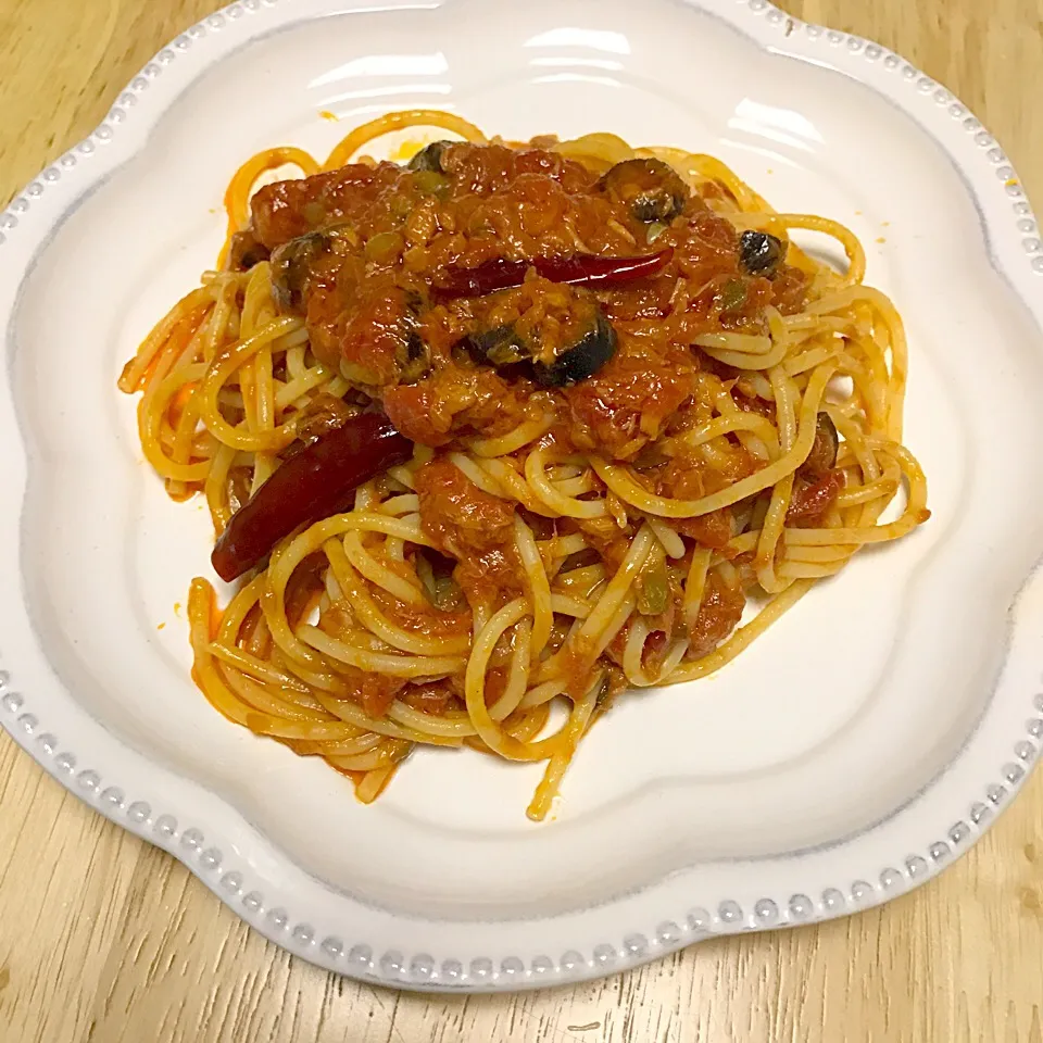 Snapdishの料理写真:またまた#プッタネスカ 🍝 オリーブオイル、アンチョビ、ケイパー、オリーブ、にんにく、ツナ缶、トマト缶、鷹の爪、塩胡椒これだけ！|とよよさん