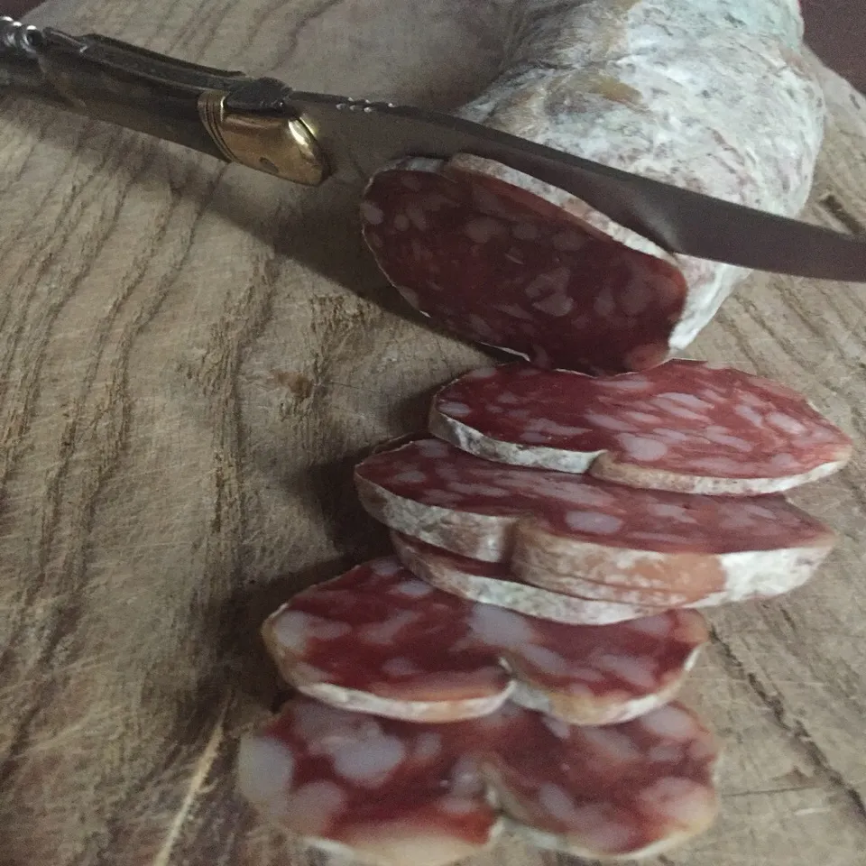 100% Français. 100% tradition.  Un Laguiole fait à Thiers et un Saucisson de la Ferme Gaec des Oiseaux.|PHILIPPEさん