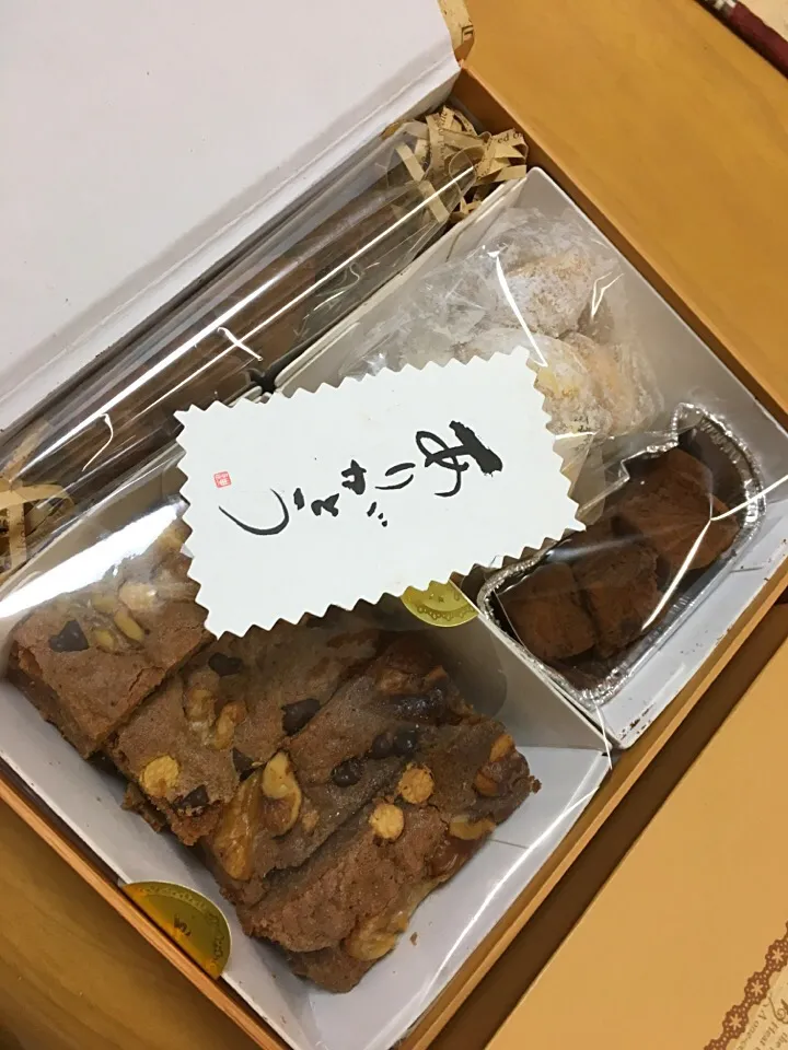 Snapdishの料理写真:今年のバレンタインは生チョコに
ブラウニー、それにスノーボールの三点セット！😊|まなさん