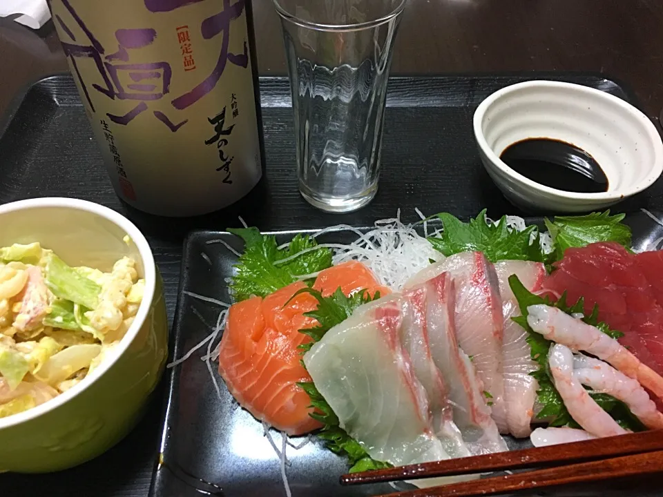 お刺身とマカロニサラダ
#日本酒に合う|mokoさん