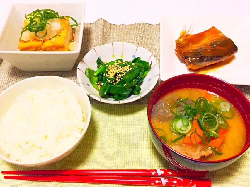 サバの味噌煮＊
豚汁＊
ほうれん草のごま和え＊
揚げ豆腐のみぞれ煮＊|anna☺︎さん