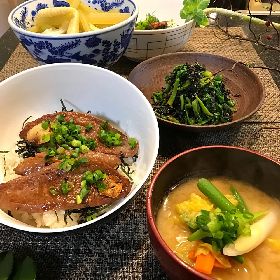 ステーキ丼と味噌と酒粕の汁物|シュトママさん