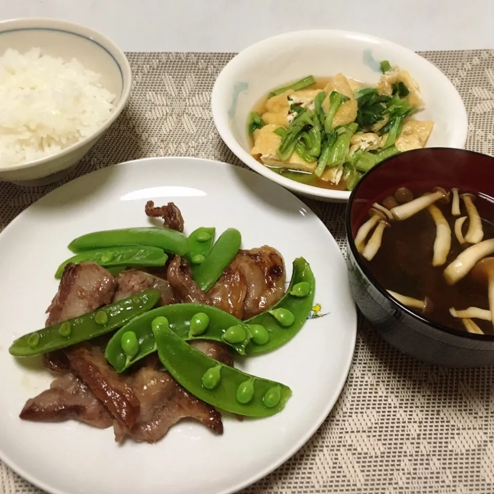 牛とスナップえんどう炒め・小松菜と油揚げのさっと炊いたん・しめじとめかぶとわかめのお味噌汁|美也子さん