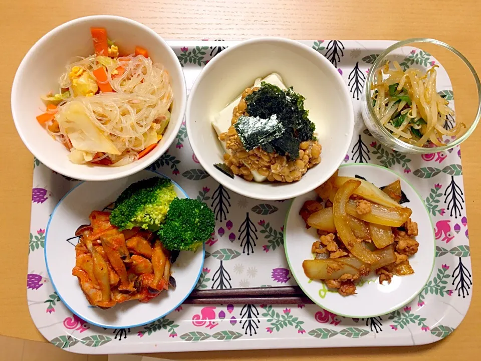 Snapdishの料理写真:２月２６日
納豆やっこ
一風堂風ナムル
チキントマトクリーム煮
春雨サラダ
玉ねぎそぼろの甘辛煮|あちゃんみんさん