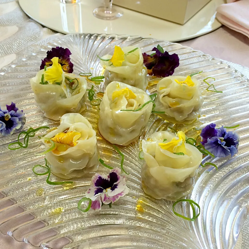 テーブルコーディネートのレッスンで作った薔薇餃子🌹
エディフルフラワーを飾って、お花畑の出来上がりっ‼️|Mamilyさん