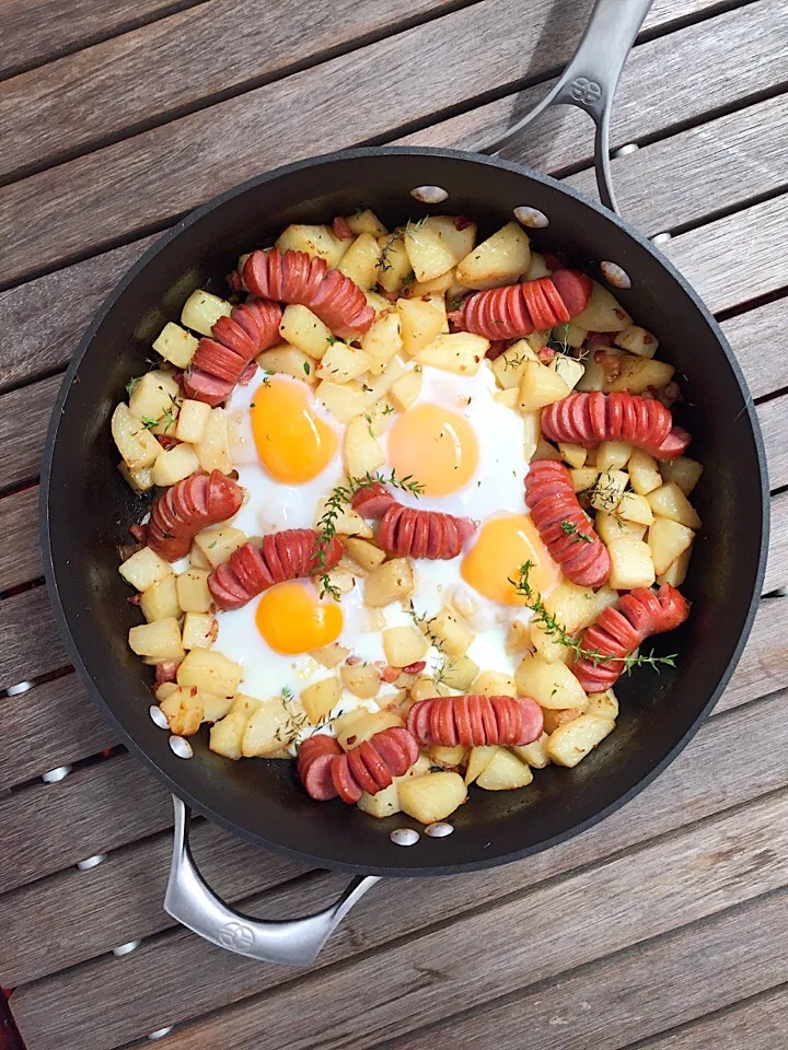 Baked potatoes with bacon, mini sausages and eggs|12Dragonさん