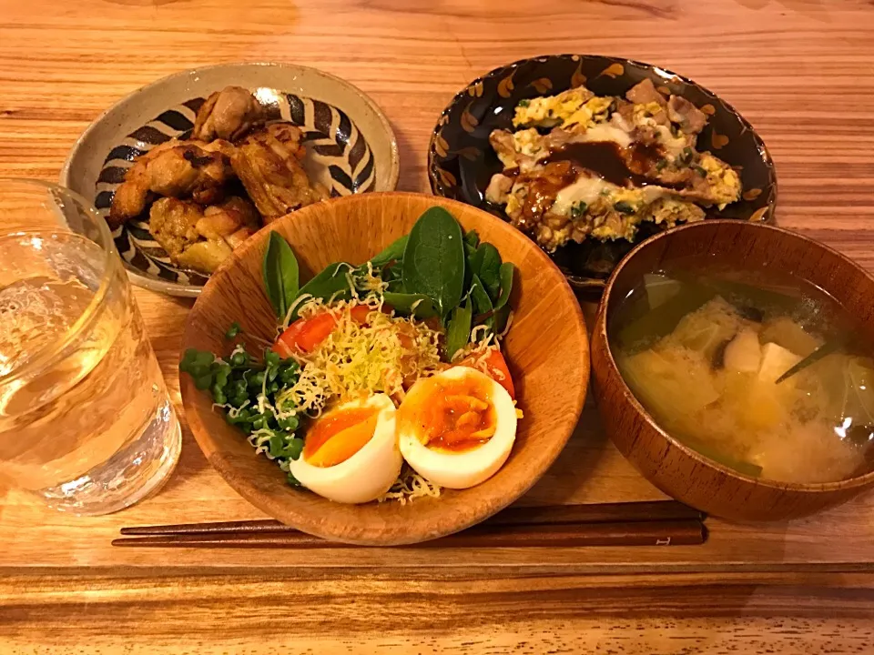 Snapdishの料理写真:カレー味のチキン 豚こまを玉子でとじたものにチーズ🧀
お味噌汁 サラダ🥗|アトムさん