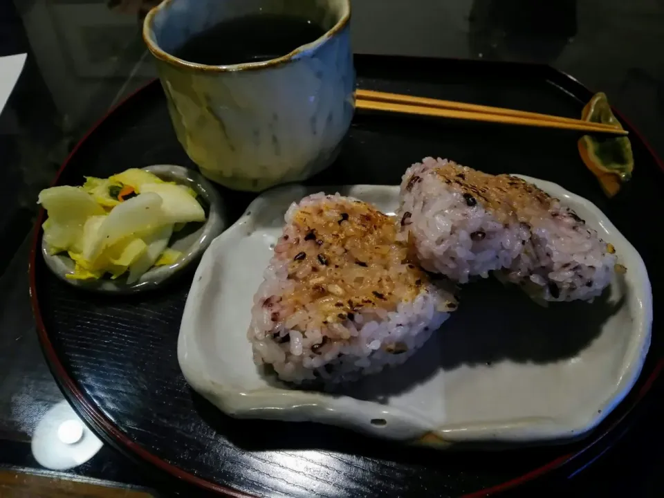 焼おにぎり定食  100円❕❕

古代米入り 焦がし醤油。 世界一美味しい❗|KimaLABOさん