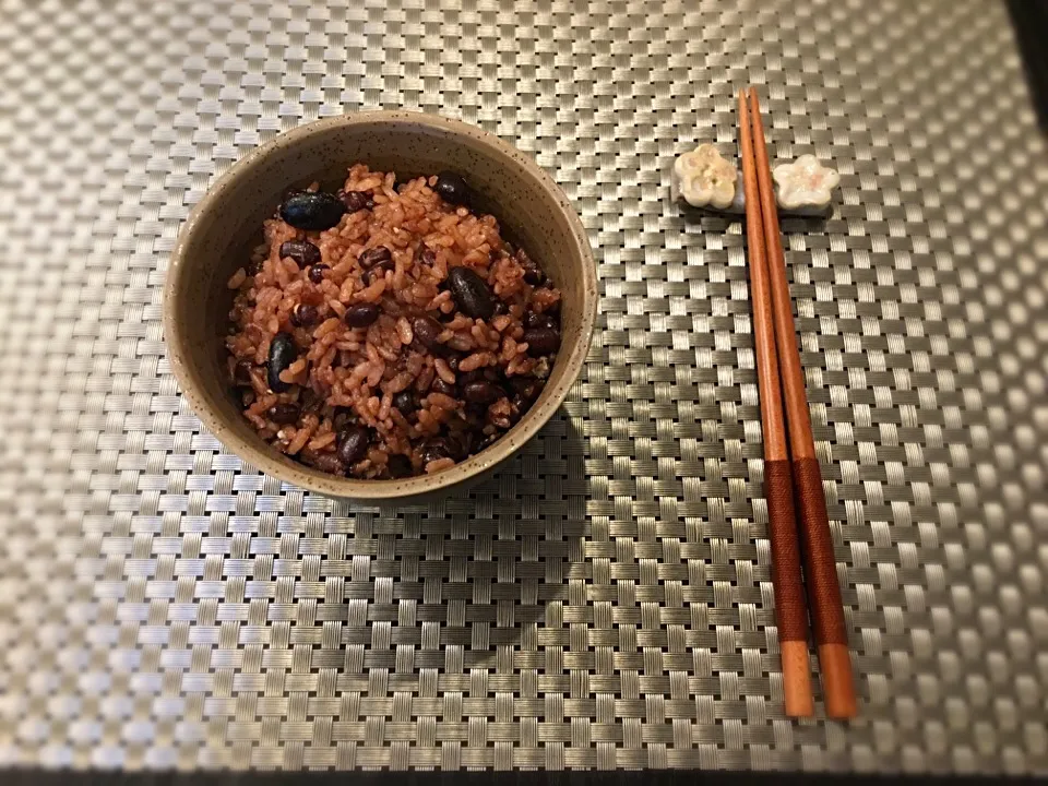 Snapdishの料理写真:黒豆と小豆のご飯！何のおかずが合うかな。。韓国海苔でもつつんで食べようかな。。|Hi-Niさん