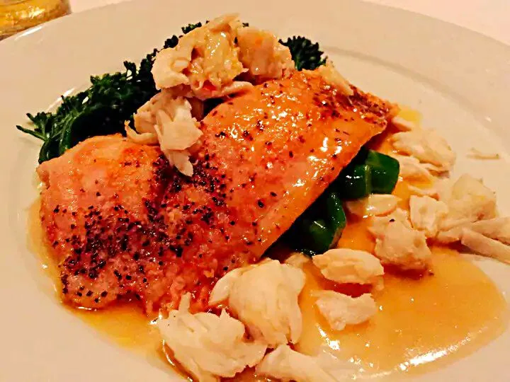 Snapdishの料理写真:↝↝Dinner at Ruffino's in Baton Rouge,LA ↜↜

♥ Red Fish Filet Topped with Crab Meat ♥
 #Dinner #Seafood #Fish #Main dish Broccolini #Vegetable #Side dish ♥|Alisha GodsglamGirl Matthewsさん