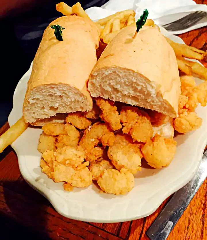 ◇◇Lunch At The Chimes, Baton Rouge, LA ◇◇

Shrimp Poboy with French Fries (´•ω•｀)♡
 #Lunch #Seafood  #Sandwich #Main dish #Café #Soft Drinks|Alisha GodsglamGirl Matthewsさん