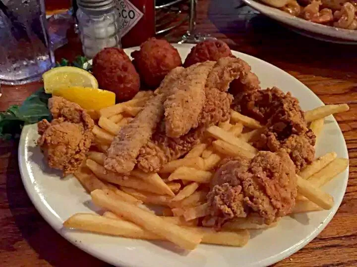 Seafood Platter (•ө•)♡ The Chimes Baton Rouge,LA

 #Seafood #Fish #Bread #Main dish #Café|Alisha GodsglamGirl Matthewsさん