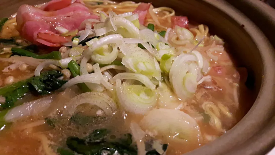 鍋焼きラーメン🍜(六角家袋麺アレンジ)。|けんさん