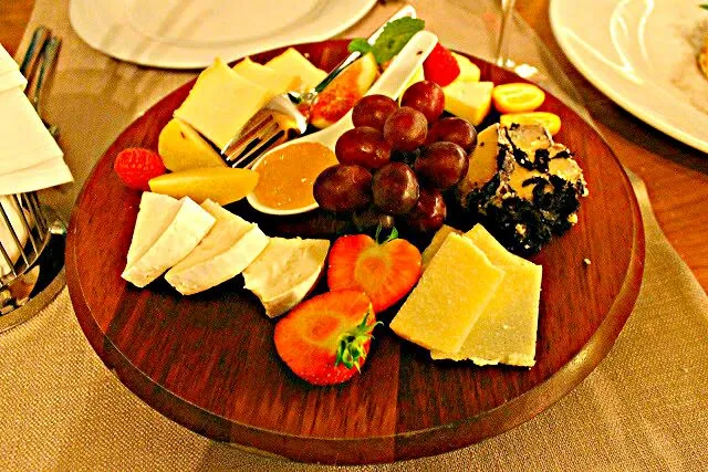 #Fruit & #cheese Tray at Angelo's for #Snack/Teatime (´•ω•｀)♡|Alisha GodsglamGirl Matthewsさん