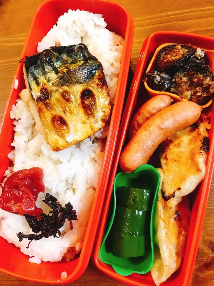 今日のお弁当#焼き塩サバ #自家製梅干し #きゅうりのピクルス#あらびきウィンナー #手作り餃子#ナスの香草パン粉焼き|料理家めーらさん