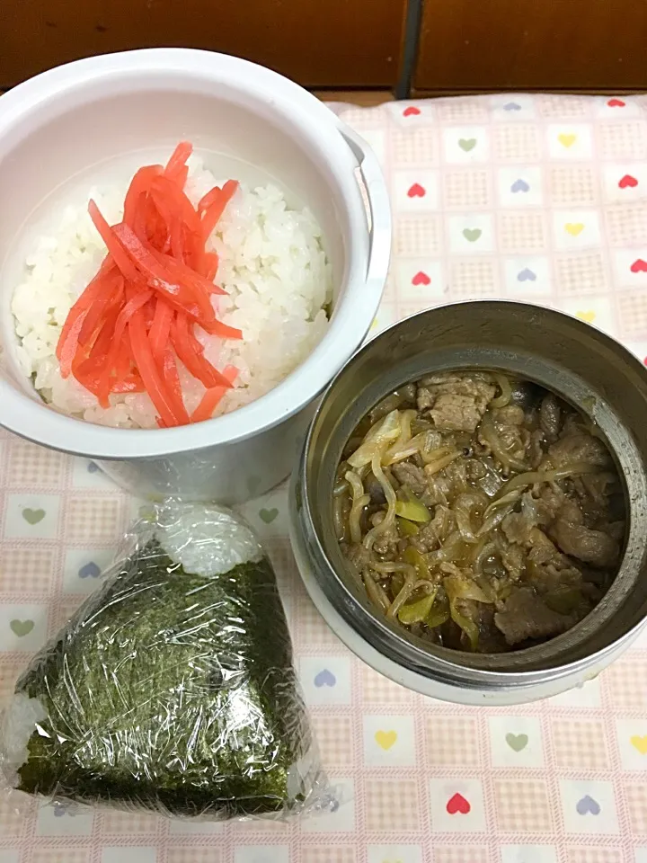 2月27日息子弁当
牛丼  鮭のおむすび|オリーブさん