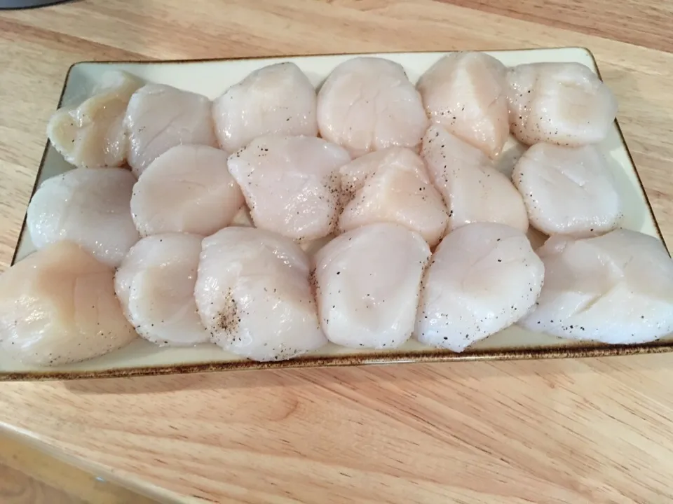 Large scallops ready to be seared.|jeannette simmons jrさん