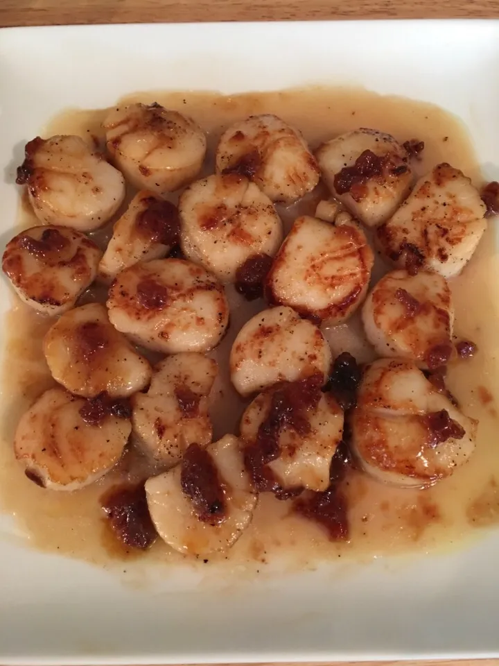 My big boy scallops glazed and ready to go either atop rice or paired with an arugula salad tossed in a champagne viagrette- sweet (ying) and savory (yang)|jeannette simmons jrさん